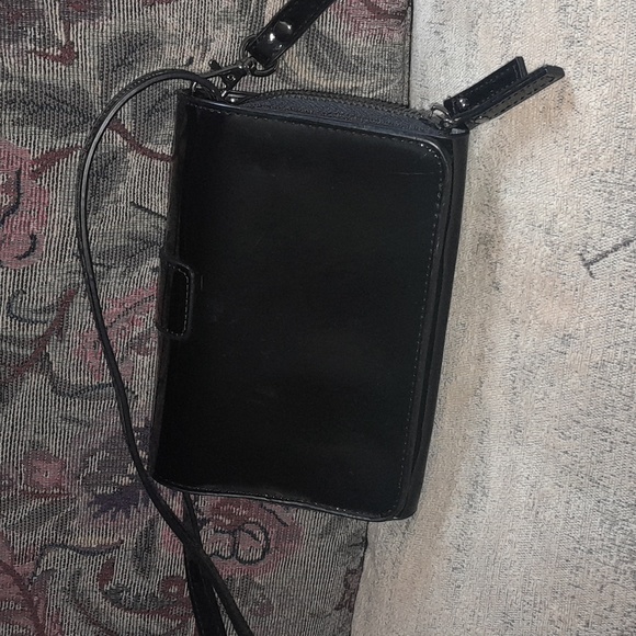 🌺SONDRA ROBERTS BLACK PAYENT LEATHER Crossbody - Picture 4 of 7